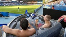 Τρουά - Ρεν 1-1: Θεατές είδαν το ματς μέσα από τζακούζι και πίνοντας μπίρα
