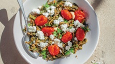 Αχνιστή γλιστρίδα με καραμελωμένα ντοματίνια και φέτα