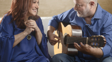 Ελένη Βιτάλη: Τραγουδά με τη συνοδεία μιας κιθάρας στο Κηποθέατρο Παπάγου