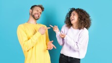 Σχέσεις – Γέλιο: Ποιος είναι πιο αστείος και κερδίζει τη «μάχη» του χιούμορ