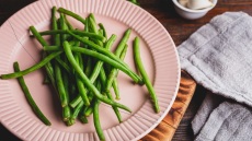 Bουτυράτα φασολάκια με σκόρδο, έτοιμα σε 15 λεπτά