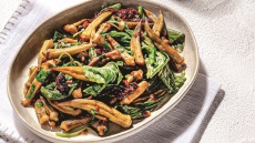 Μπάμιες με βλίτα, λιαστή ντομάτα και κρέμα φέτας