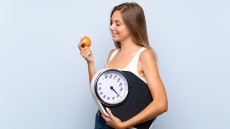 Αδυνάτισμα: Κρύα ντους, κόκκινα πιάτα και άλλα 4 απίστευτα tips απώλειας βάρους