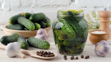 Φτιάχνουμε εύκολα πικάντικες πίκλες από αγγούρι