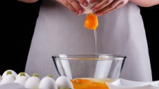 Tο κόλπο για να ξεχωρίσεις τον κρόκο από το ασπράδι