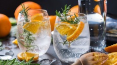 Γιατί αυξάνεται συνεχώς η ζήτηση για τα ποτά με φυσαλίδες;