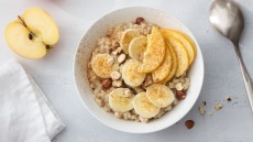 Πρωινό για full ενέργεια: Φτιάχνουμε μούσλι με μήλο και μπανάνα