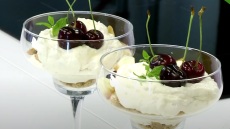 Εγγλέζικο trifle με light κρέμα τυριού και φρέσκα φρούτα