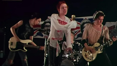 Βασίλισσα Ελισάβετ - Sex Pistols: Όταν ο Rotten και η παρέα του αποδόμησαν τη Lilybet