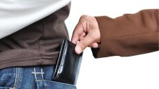 Σπείρα αλλοδαπών πορτοφολάδων έκλεβε τουρίστες στη Σαντορίνη