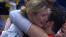 Ευρωμπάσκετ 2022: Το κλάμα του Σανλί στην αγκαλιά της συζύγου του μετά τον αποκλεισμό της Τουρκίας