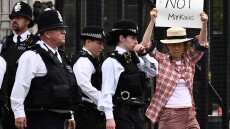 Τρεις συλλήψεις για «διατάραξη της τάξης» στο Εδιμβούργο - Διαδηλώτριες αποδοκίμασαν τον βασιλιά Κάρολο στο Λονδίνο