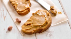 Φιστικοβούτυρο: Όσα πρέπει να ξέρετε για την υγιεινή συνήθεια των βίγκαν και όχι μόνο