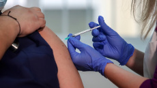 Επικαιροποιημένα εμβόλια: Σε ποιους συστήνεται αναμνηστική δόση από την Επιτροπή Εμβολιασμών