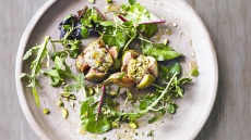 Εύκολη σαλάτα με σύκα, κατσικίσιο τυρί και φιστίκια Αιγίνης