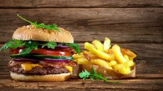 Πώς ένας Youtuber συγκέντρωσε 10.000 άτομα για ένα μπέργκερ;