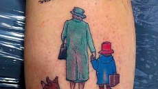 Βασίλισσα Ελισάβετ: Φρενίτιδα στη Μεγάλη Βρετανία - Κάνουν τατουάζ με το πρόσωπό της