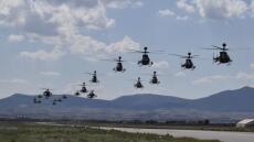 Βίντεο: «Έκρυψαν τον ουρανό» 22 ελικόπτερα «Kiowa Warriors» και «Apache» της Αεροπορίας Στρατού