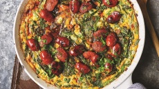 Φριτάτα με κινόα, λαχανικά και λουκάνικο