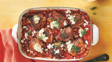 Ρεβίθια με κοτόπουλο στον φούρνο και σος τυριού