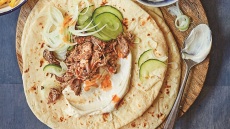 Τορτίγια με γύρο χοιρινό και σος τυριού