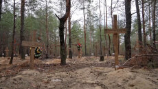 Ουκρανία: Συγκλονιστικό βίντεο από τους μαζικούς τάφους στο Ιζιούμ