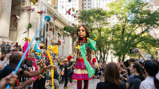 ΗΠΑ: Έφτασε στη Νέα Υόρκη το σύμβολο της προσφυγιάς η τεράστια μαριονέτα Αμάλ - Δείτε βίντεο