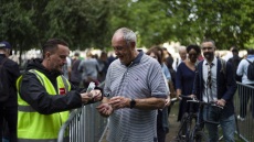 Βασίλισσα Ελισάβετ: Το Ebay αφαιρεί τα βραχιολάκια από το λαϊκό προσκύνημα – Πωλούνται έως 70.000 λίρες!