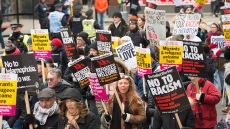 Βρετανία: Διαδηλωτές στο Λονδίνο ζήτησαν «δικαιοσύνη» για έναν μαύρο άνδρα που σκοτώθηκε από αστυνομικά πυρά