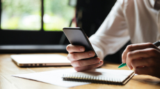 Η Εσθονία όχι μόνο δεν απαγορεύει τα κινητά στα σχολεία, αλλά βάζει και την τεχνητή νοημοσύνη
