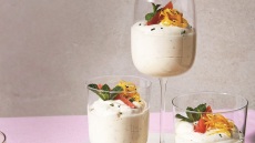 Μους γιαουρτιού με λεμόνι στο ποτήρι