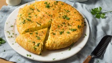 Ομελέτα φούρνου: Γιατί να την επιλέξετε και 10 συνταγές για όλα τα γούστα