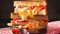 Έξυπνοι τρόποι για να αναβαθμίσετε ένα απλό τοστάκι