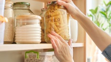 Αλεύρι, ελαιόλαδο, ζυμαρικά, μπαχαρικά: πόσο καιρό κρατάνε στα ντουλάπια μας;