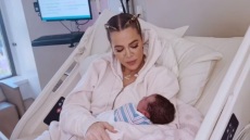 Η Κλόε Καρντάσιαν δείχνει τον γιο που απέκτησε μέσω παρένθετης μητέρας