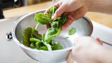 Πώς να πλύνετε σωστά τα χόρτα και τα φυλλώδη λαχανικά;