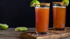 Πώς να φτιάξετε απολαυστικά κοκτέιλ με τη μπίρα που έχετε στο σπίτι