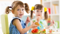 Χρήσιμες συμβουλές για να μάθετε τα παιδιά σας να τρώνε τα πάντα