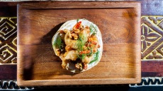 Τοστάδα γαύρου με σάλτσα σκόρδου, ωμής τομάτας και μάραθο