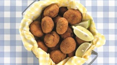 Ψαροκροκέτες με πατάτες τηγανητές