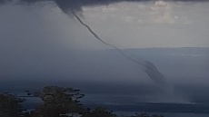 Άγιο Όρος: Δείτε βίντεο με τον υδροστρόβιλο που εμφανίστηκε στο λιμάνι της Δάφνης 