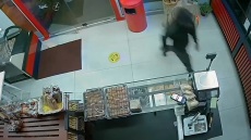 Άγιος Δημήτριος: Ατζαμής διαρρήκτης δεν φορούσε γάντια, του έπεσε και το ηλεκτρονικό τσιγάρο - Δείτε βίντεο