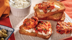 Ντοματοκεφτέδες με πρόβειο γιαούρτι και μαντζουράνα