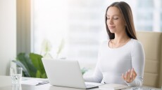 Επτά αποτελεσματικά κόλπα που «σβήνουν» το στρες