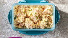 Scrambled eggs με τυριά και αλλαντικά