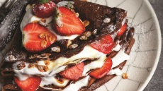 Σοκολατένιες κρέπες με κρέμα και φράουλες