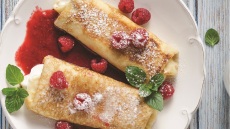 Κρέπες με τυρί και raspberry sauce