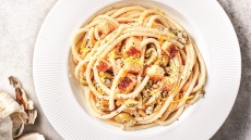 Μπουκατίνι µε ελιές και σκορδάτα µπουκούνια