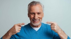 Ματώνουν συχνά τα ούλα σας; Για ποιες 4 νόσους θα πρέπει να ανησυχήσετε