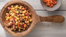 Ρεβιθάδα φούρνου με λαχανικά, σύγκλινο Μάνης και κύμινο